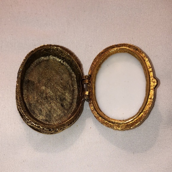 VINTAGE FRAGONARD CAMEO SOLID PERFUME LOCKET TRINKET BOX MID CENTURY VICTORIAN - Picture 2 of 2